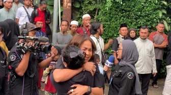 Tiba di Rumah Duka Mpok Alpa, Tangis Melaney Ricardo Pecah