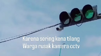 Kesal Sering Kena Tilang, Warga Ramai-ramai Rusak Kamera CCTV Pakai Bambu