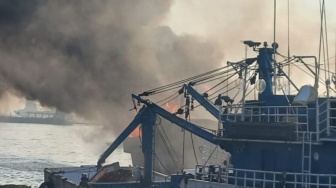 Heboh Kebakaran Kapal di Muara Baru Jakut, Asap Pekat Mengepul ke Langit!