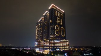 Apartemen di BSD City Ciptakan Tulisan Cahaya HUT RI 80 di Langit Malam