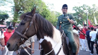 Gubernur Sulsel Kenakan Kostum Bung Karno, Pimpin Jalan Sehat dan Kirab Kemerdekaan
