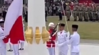 Insiden Bendera Terbalik saat Upacara HUT RI ke-80, Paskibraka Menangis Histeris