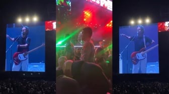 Konser .Feast Memanas, Awan Bela Penonton yang Bawa Bendera One Piece