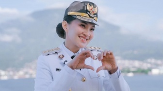 Sherly Tjoanda Gubernur Maluku Utara Kibarkan Bendera di Bawah Laut
