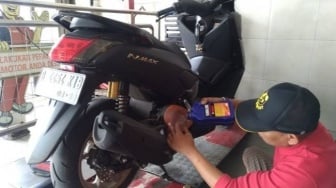 Kapan Kita Harus Mengganti Oli Motor Meski Kendaraan Jarang Digunakan?