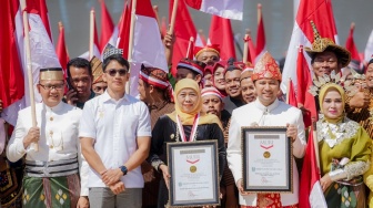 Masyarakat Jawa Timur Khidmat Ikuti Upacara HUT ke-80 RI Bersama Gubernur, Wagub, dan Forkopimda