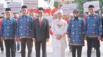 Ustad Das'ad Latif Berjubah Garuda Bagi-bagi Beasiswa di Unhas