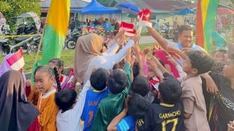 Diperintah Prabowo, Anggota DPRD Siak Ini Bagikan Bendera Merah Putih