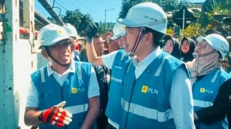 Puluhan Tahun Tanpa Listrik, Bupati Jember Gus Fawait Bawa Terang ke Bandealit