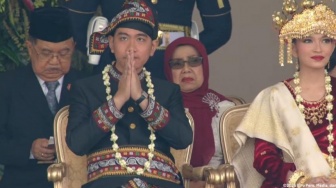 Gibran Gagah Berbaju Hitam Gayo, Selvi Ananda Anggun Khas Palembang di HUT RI