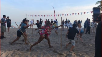 HUT RI ke-80 di Bali Diikuti Turis, Ikut Lomba Balap Kelereng Sampai Rampas Tongkat