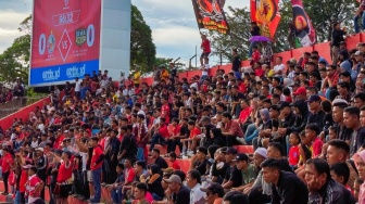 OPPO Abadikan Euforia Fans di Laga Semen Padang vs Dewa United