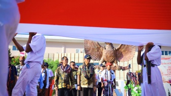 Bendera Raksasa 180 Meter Dibentangkan di PLBN Wini, Komjen Makhruzi: Ini Wajah Terdepan Bangsa
