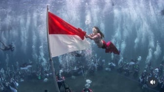 Gubernur Maluku Utara Kibarkan Merah Putih di Bawah Laut Gunung Gamalama