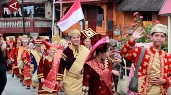 HUT RI ke-80: Wisatawan 'Berparade' Baju Adat Minang di Solok Selatan