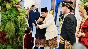 Momen Langka Prabowo Peluk Jan Ethes dan Cium La Lembah di Istana, Gibran-Selvi Tersenyum Jadi Saksi