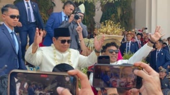 Kenakan Baju Adat Melayu, Aksi Spontan Prabowo Turun Panggung Joget Tabola Bale Curi Perhatian