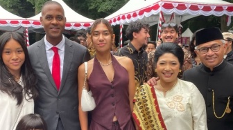 Potret Patrick Kluivert Pakai Dasi Merah, Pastoor Baju Batik di HUT RI ke-80