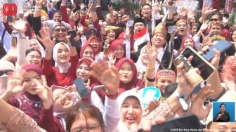Rela Nginap di Hotel Demi Upacara di Istana, Warga Bekasi Unboxing Suvenir dari Prabowo