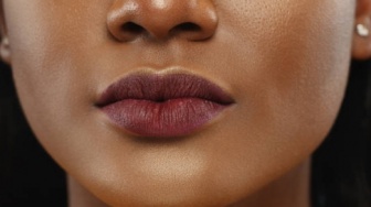 Bibir Gelap atau Kering? Ini Trik Ombre Lips Korea Untukmu