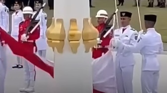 Pecah Tangis Paskibraka Saat Sadar Bendera Merah Putih Terbalik!