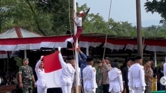 Aksi Heroik Siswa SD di Nagan Raya Aceh Panjat Tiang Bendera Demi Merah Putih Tetap Berkibar