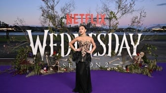 Bikin Bangga, Naura Ayu Wawancara dengan Pemain Wednesday Sambil Kenakan Kebaya