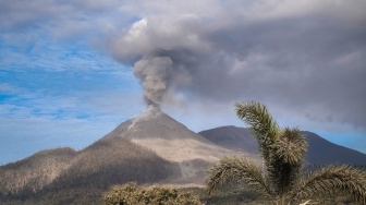 Kolom abu keluar dari kawah saat erupsi Gunung Lewotobi Laki-laki terlihat dari Kabupaten Flores Timur, NTT, Senin (18/8/2025). [ANTARA FOTO/Gregorio J Gilbert/app/YU]