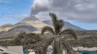 Kolom abu keluar dari kawah saat erupsi Gunung Lewotobi Laki-laki terlihat dari Kabupaten Flores Timur, NTT, Senin (18/8/2025). [ANTARA FOTO/Gregorio J Gilbert/app/YU]