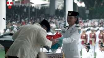 Presiden Prabowo Cium Bendera Merah Putih, Momen Menarik Warnai Peringatan HUT RI ke-80
