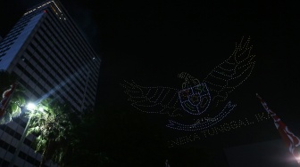Atraksi formasi drone di Bundaran Hotel Indonesia, Jakarta, Minggu (17/8/2025). [ANTARA FOTO/Asprilla Dwi Adha/rwa]