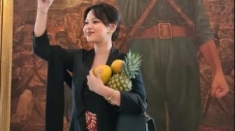 Makna Kebaya Hitam dan Batik Slobog yang Dipakai Cucu Bung Hatta, Sindir Penguasa di Istana Negara?