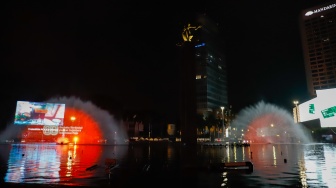 Warga menyaksikan pertunjukan water screen di Bundaran HI, Jakarta, Senin (18/8/2025). [Suara.com/Alfian Winanto]
