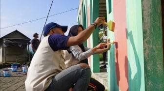 Tak Cuma Sekadar Cat, Inisiatif Mahasiswa Ini Hadirkan Kehangatan dan Kebersamaan di Desa