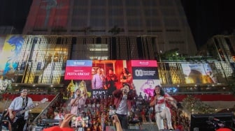 Tiga penyanyi Pongki Barata (kedua kiri) bersama Bambang Reguna Bukit atau Bambs (kedua kanan) dan Candil (kanan) tampil bersama saat Pesta Rakyat Sarinah Thamrin di Anjungan Sarinah, Jakarta, Minggu (17/8/2025). [ANTARA FOTO/Muhammad Iqbal/rwa]
