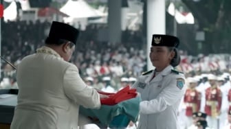 Dibalik Pesona Bianca Alessia, Pembawa Baki Bendera Saat Upacara HUT ke-80 di Istana Merdeka
