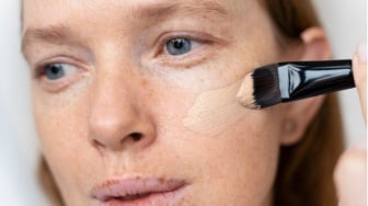 8 Cara Pakai Alas Bedak agar Flawless Tidak Cakey, Ikuti Langkah Ini
