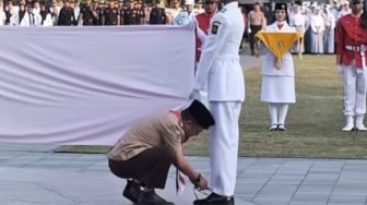 Viral Wakil Bupati Kulon Progo Perbaiki Tali Sepatu Paskibraka, Jongkok di Depan Pengibar Bendera!