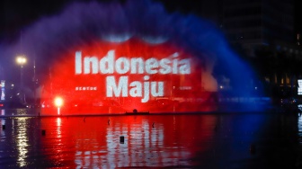 Warga menyaksikan pertunjukan water screen di Bundaran HI, Jakarta, Senin (18/8/2025). [Suara.com/Alfian Winanto]