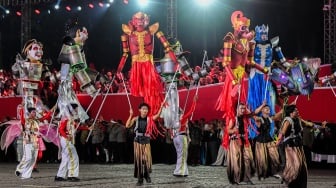 Peserta tampil saat Pesta Rakyat dan Karnaval Kemerdekaan di kawasan Monas, Jakarta, Minggu (17/8/2025). [ANTARA FOTO/Galih Pradipta/rwa]