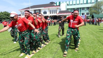 HUT RI ke-80, Tawa Pecah Usai Pangdam I/BB Takluk di Lomba Bakiak Lawan Prajuritnya