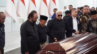 IGK Manila Wafat, Surya Paloh Tak Kuasa Tutupi Kesedihan: NasDem Kehilangan Sosok Mentor dan Sahabat