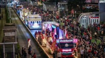Ikut Karnaval Kemerdekaan HUT RI ke-80, Sri Mulyani Diteriaki Warga: Turunin Pajak Bu!