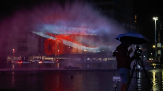 Warga menyaksikan pertunjukan water screen di Bundaran HI, Jakarta, Senin (18/8/2025). [Suara.com/Alfian Winanto]