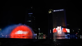 Warga menyaksikan pertunjukan water screen di Bundaran HI, Jakarta, Senin (18/8/2025). [Suara.com/Alfian Winanto]