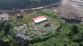 Protes Sampah Impor, Mapala Banten Kibarkan Merah Putih Raksasa di TPA Bangkonol