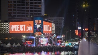 Sejumlah warga menyaksikan pertunjukan musik saat pawai Karnaval HUT ke-80 RI di Jalan MH Thamrin, Jakarta, Minggu (17/8/2025). [ANTARA FOTO/Fauzan/rwa]