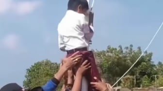 Bocah SD Jadi Pahlawan! Nekat Panjat Tiang 12 Meter Selamatkan Merah Putih Berkibar