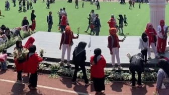 Bikin Geleng-geleng, Kelakuan Emak-emak 'Jarah' Bunga Istana Seusai Upacara