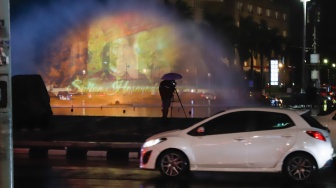 Warga menyaksikan pertunjukan water screen di Bundaran HI, Jakarta, Senin (18/8/2025). [Suara.com/Alfian Winanto]
